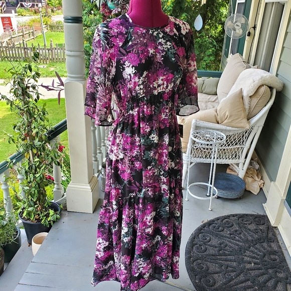 Taylor Dresses & Skirts - Taylor Floral Boho Maxi Dress w/Flutter Sleeves